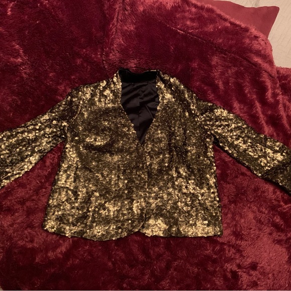 Get an extra pretty look with this versatile gold sequined shrug bolero jacket🌟 - Picture 2 of 7